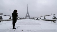 Beberapa minggu belakangan ini, salju terus menerus turun di Paris. Kota romantis itu pun jadi lautan berwarna putih (Reuters)
