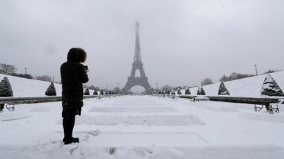 Foto: Kota Romantis Paris Jadi Lautan Salju