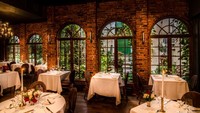 Terletak di jantung West Village, New York City ini terkenal jadi restoran paling romantis untuk pasangan yang sudah ada sejak tahun 1973. Mejanya dihiasi dengan cahaya lilin dan perpaian dengan suasana yang romantis. Foto: Istimewa