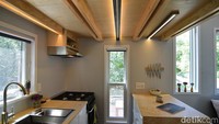Nah kalau lihat dapurnya, keluarga kecil ini memilih desain yang sederhana namun modern. Istimewa/Inhabitat