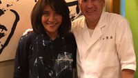 Di Twitter, Ibu Susi pernah mengunggah foto bersama seorang chef Jepang. Wah, penampilannya sedikit berbeda ya? Foto: Instagram dan Twitter Susi Pudjiastuti