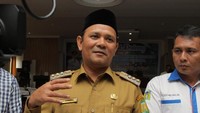 Para camat juga diminta mengawasi usaha pangkas dan salon yang dikelola LGBT. Para camat dalam Kabupaten Aceh Besar melakukan monitoring terhadap kegiatan usaha pangkas/salon/rumah kecantikan dan menyampaikan laporan hasil monitoring kepada bupati melalui Asisten Pemerintahan dan Kesejahteraan Rakyat Setdakab Aceh Besar. (Foto: Agus Setyadi/detikcom)