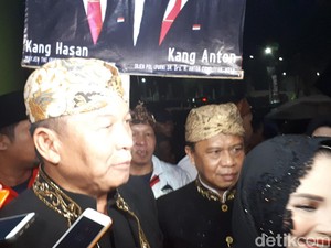 Hasanudin-Anton Awali Debat Cagub Jabar dengan Pantun
