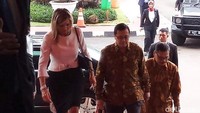 Mengenakan atasan berwarna putih gading dan bawahan rok berwarna hitam, Ratu Maxima langsung menuju lift. Dalam kesempatan ini, ia juga dikawal oleh Paspampres.