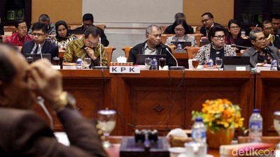 Sempat Diskors, DPR dan KPK Kembali Lanjutkan Rapat