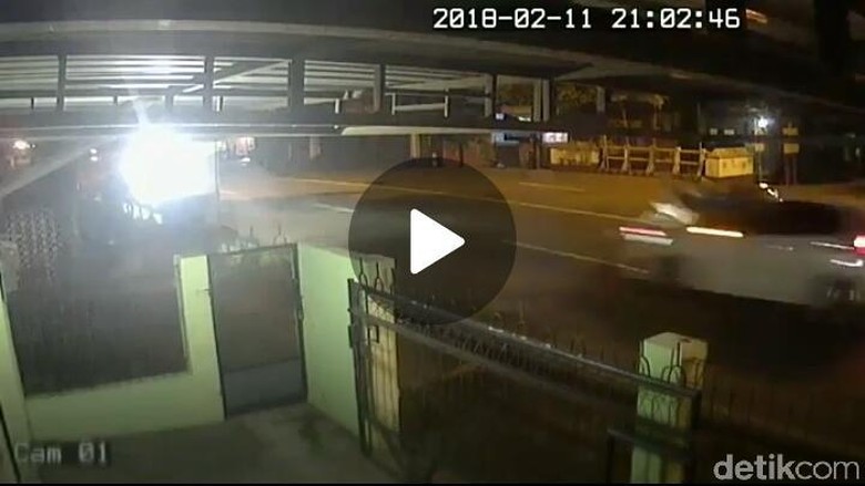 Terekam CCTV, Mobil Tabrak Motor Tewaskan Kakak Beradik di Kudus Terekam CCTV, Mobil Tabrak Motor Tewaskan Kakak Beradik di Kudus