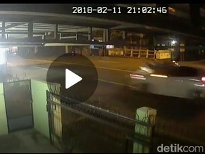 Terekam CCTV, Mobil Tabrak Motor Tewaskan Kakak Beradik di Kudus