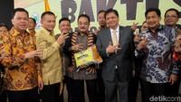 Airlangga menyampaikan pesan-pesan kepada anggota F-Golkar agar soal mengembalikan kepercayaan publik pada lembaga DPR yang menjadi tugas anggota fraksi.