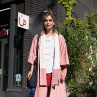 Buat yang suka gaya kasual, ini style hacks yang bisa kamu sontek: Kaus putih, rok kulit berwarna merah, lalu dibungkus dengan outerwear bersiluet kimono. Jangan lupa, boots hitam yang edgy. (Foto: Istimewa)
