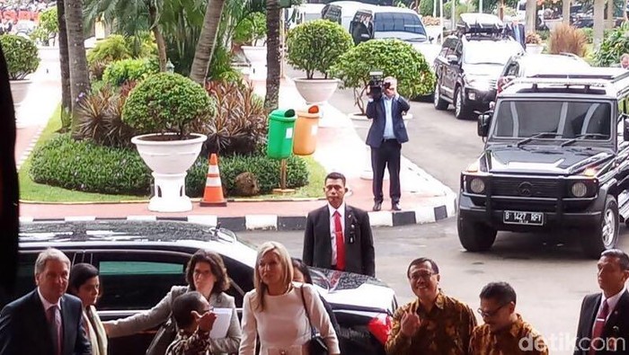 Naik Limosin Ratu Maxima Datangi Kantor Darmin