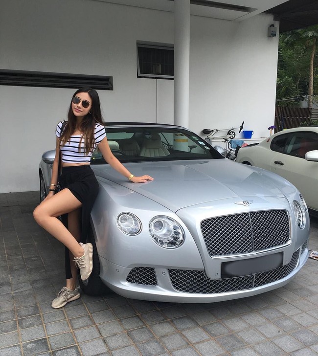 Calista Cuaca bergaya di depan salah satu mobil mewah miliknya bermerek Bentley. Foto: Instagram