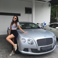 Calista Cuaca bergaya di depan salah satu mobil mewah miliknya bermerek Bentley. Foto: Instagram