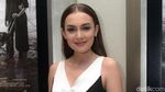 Stunning! Rianti Cartwright Anggun dengan Dress Monokrom
