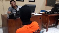 Peristiwa sadis berawal saat ketiga korban yang masih berstatus pelajar itu tengah menunggu angkutan. Tiba-tiba ketiganya didatangi oleh pelaku seorang diri. Tersangka berniat memeras para korban. Namun korban tidak memberikan uang sehingga melakukan penganiayaan.