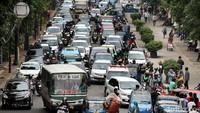 Arus lalu lintas macet panjang.