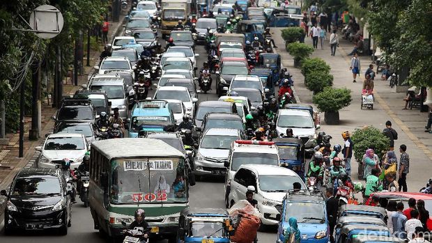 Kalau sudah macet seperti ini, biasanya lomba klakson