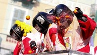 Festival ini diadakan di Kota Ivrea, 116 Km dari Milan, Italia. Puluhan ribu orang berkumpul dan saling melempar jeruk untuk merayakan festival. (Alessandro Bianchi/Reuters)