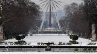 Selain Menara Eiffel, sejumlah landmark lain seperti Tuileries Garden dan bianglala di dekatnya juga ikut tertutup salju (Reuters)