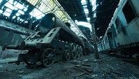 Tak jauh dari situ, ada stasiun dan depot kereta yang sudah tak terpakai. Jika masuk ke sini, Anda berasa dikelilingi monster besi yang sedang tidur. Istimewa/davidderueda.com.
