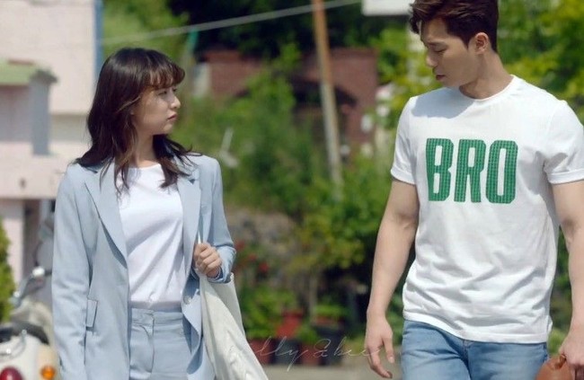 Salah satu adegan paling manis dari drama Fight For My Way adalah ketika Ko Dong Man membelikan Choi Ae Ra tas untuk membawa perlengkapannya. Wanita akan sangat suka diberikan kado Valentine yang berguna untuknya dan bisa dipakai setiap hari. Foto: Istimewa