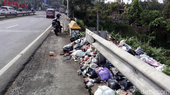 Jorok! Sampah Menumpuk di Pinggir Jalan Tuntang Kabupaten Semarang