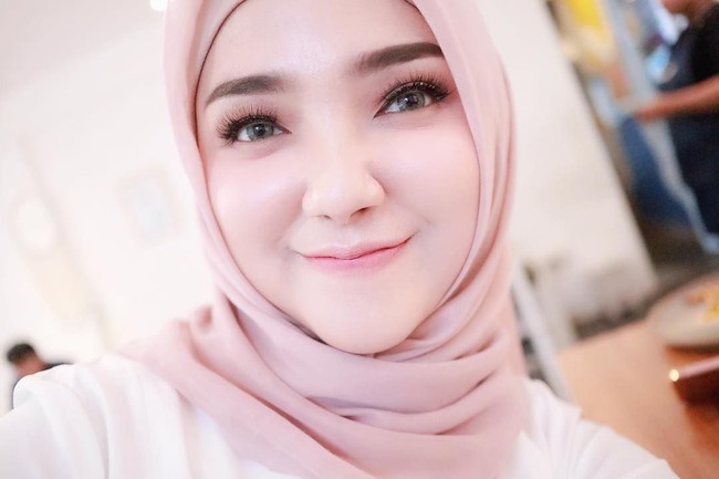 Ada juga yang menyebut Ayu Indriati mirip dengan aktris Korea lainnya. Lebih mirip sama Park Shin Hye, kalau kata aku mah, ungkap akun bernama @mahassahasi. Foto: Instagram