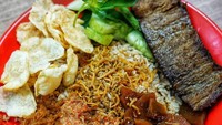 Sedap banget ya kelihatannya! Nasi dengan siraman kuah semur dipadu dengan bihun serta daging empal. Sedap ya nasi ulam unggahan @the. lucky.belly. ini? Foto: Istimewa
