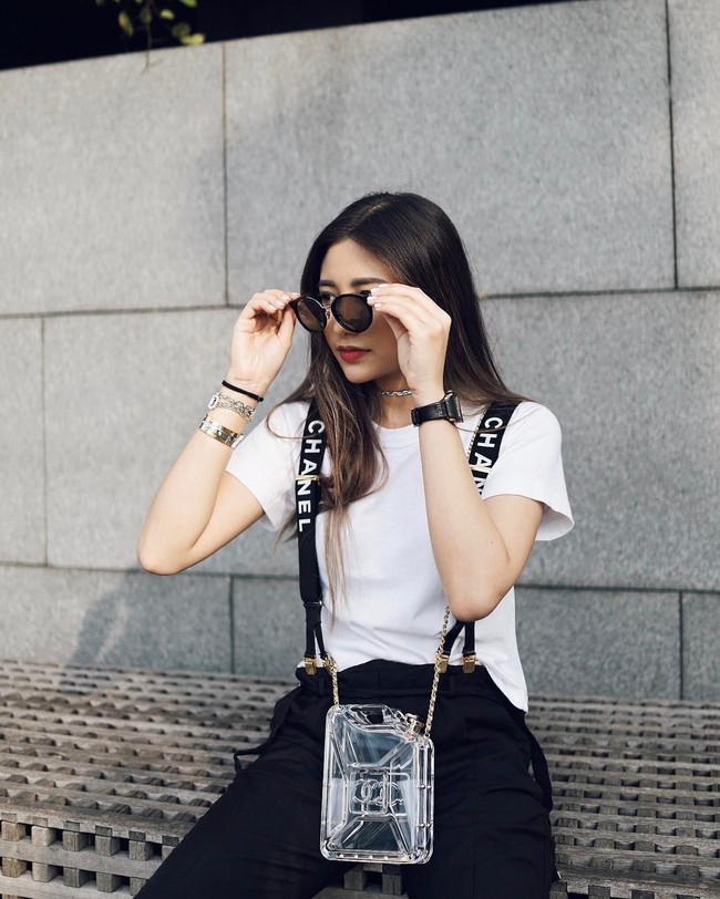 Kerap bergaya dengan barang mewah seperti di foto ini yaitu memakai tas Chanel, Calista Cuaca ternyata tidak selalu dimanjakan oleh Jamie Chua. “Aku tidak mau anak-anakku bermalas-malasan dan berpikir uang itu jatuh dari langit,” ujar Jamie. Foto: Instagram