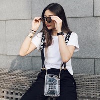 Kerap bergaya dengan barang mewah seperti di foto ini yaitu memakai tas Chanel, Calista Cuaca ternyata tidak selalu dimanjakan oleh Jamie Chua. “Aku tidak mau anak-anakku bermalas-malasan dan berpikir uang itu jatuh dari langit,” ujar Jamie. Foto: Instagram