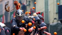 Festival ini untuk mengenang perang saudara antara masyarakat Ivrea dengan pasukan Napoleon. Perang dipicu oleh pemerkosaan gadis muda bernama Mugnaia oleh salah satu aparat pemerintah. (Alessandro Bianchi/Reuters)
