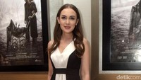 Aktris berusia 34 tahun itu tampak mengenakan dress monokrom. Pool/Ismail/detikFoto.