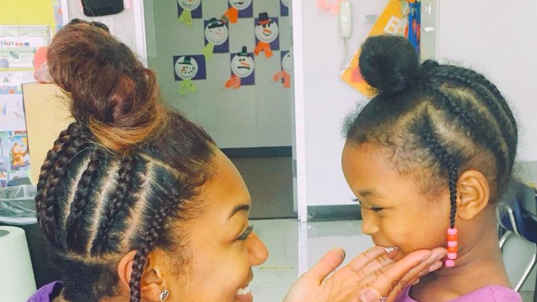 Saat Model Rambut Guru Kembaran dengan sang Murid (Foto: Facebook/ Leigh Bishop) Saat Model Rambut Guru Kembaran dengan sang Murid (Foto: Facebook/ Leigh Bishop)