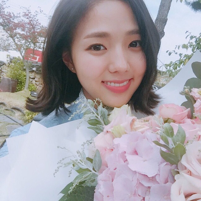 Ayu Indriati dan Cahe Soo Bin juga ternyata berusia sama yaitu 23 tahun. Chae So-Bin yang memiliki wajah imut ini sudah pernah bermain di beberapa drama Korea seperti Cheer Up, Love in The Moonlight, Strongest Delivery Man, dan Spy. Foto: Instagram