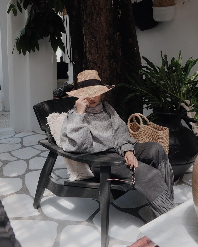 Masih menikmati sinar matahari Bali, Nisa Cookie juga memilih topi panama. Topi jenis ini punya brim yang lebih lebar dari topi fedora. Nisa Cookie memadukannya dengan hijab pashmina simple. Foto: Instagram