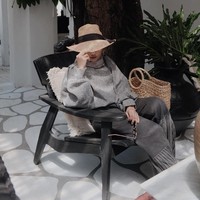 Masih menikmati sinar matahari Bali, Nisa Cookie juga memilih topi panama. Topi jenis ini punya brim yang lebih lebar dari topi fedora. Nisa Cookie memadukannya dengan hijab pashmina simple. Foto: Instagram