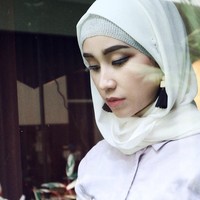 Dosen cantik ini merupakan lulusan S1 Pendidikan Arsitektur dan S2 Teknologi Pendidikan Universitas Pendidikan Indonesia (UPI) Bandung. Sekarang ia mengajar mata kuliah Pendidikan Anak Usia Dini di Uninus Bandung. Foto: Instagram