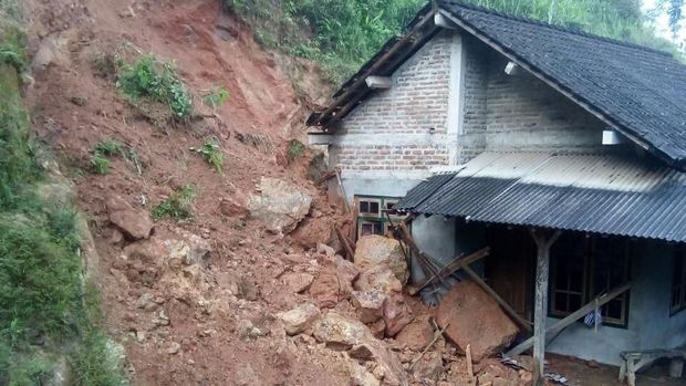 Bagian belakang rumah warga yang diterjang longsor