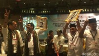 Nomor satu pasti nomor satu, kata Edy penuh semangat. Sementara Djarot gembira mendapat nomor urut 2. Salam dua jari, kata Djarot. Foto: Jefris/detikcom