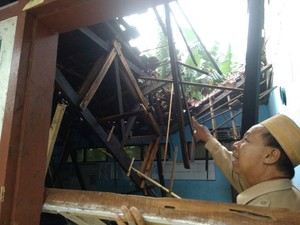 Hujan dan Angin Kencang, Gedung dan Atap SD di Probolinggo Ambruk
