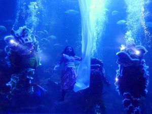 Foto: Saat Barongsai dan Dewi Langit Beraksi di Bawah Laut