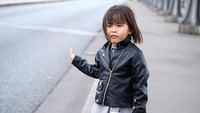 Pake jaket kulit sambil bawa pedang, kira-kira ada yang berani gak ya kasih aku tumpangan? kutip caption instagram Kala. (Dok. Instagram/kalamadali)