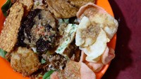 Nasi ulam yang dimakan oleh @dad_dish ini tampilannya agak mirip nasi uduk. Ada paduan perkedel, telur dadar, telur hingga tahu semur. Tak hanya pagi dan siang hari, nasi ulam juga bisa dinikmati malam hari. Foto: Istimewa