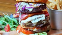 Inilah burger di Hungry Heroes. Padat, tebal dan mantap dengan isian patty daging dan bacon. Foto: Klook/Instagram Hungry Heroes