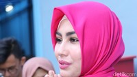 Namun ia sudah mantap untuk menutup auratnya. Foto: Hanif Hawari/detikHOT