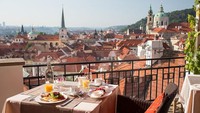 TERASA U Zlaté Studně adalah restoran yang indah di butik hotel Golden Well di Praha, Republik Ceko. Bangunan yang sudah ada sejak abad ke-16 ini bisa jadi tempat untuk menikmati pemandangan kota yang indah. Foto: Istimewa
