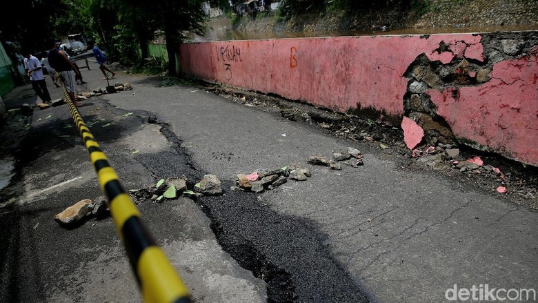 Jalan Retak Kampung Berlan Diperbaiki Usai Perbaikan Turap Rampung Jalan Retak Kampung Berlan Diperbaiki Usai Perbaikan Turap Rampung