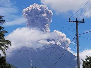 Gunung Agung Kembali Meletus