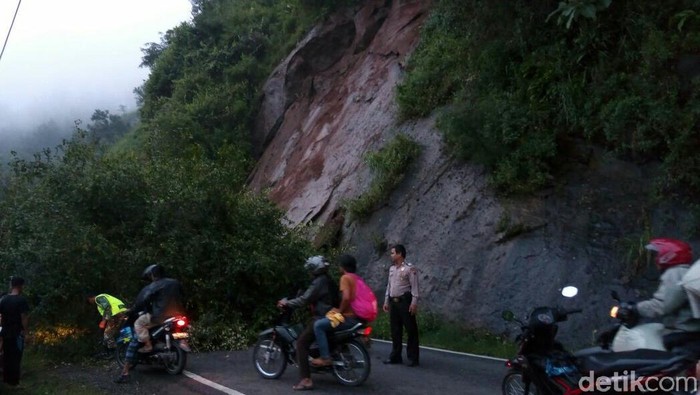 Longsor Tutup Jalan Antar Kecamatan di Kebumen