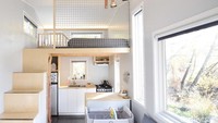 Dari ruangan utama rumah Garlows tampak banyak menggunakan jendela-jendela besar utnuk membuat kesan luas serta mempermudah pencahayaan masuk ke dalam ruangan. Istimewa/Inhabitat