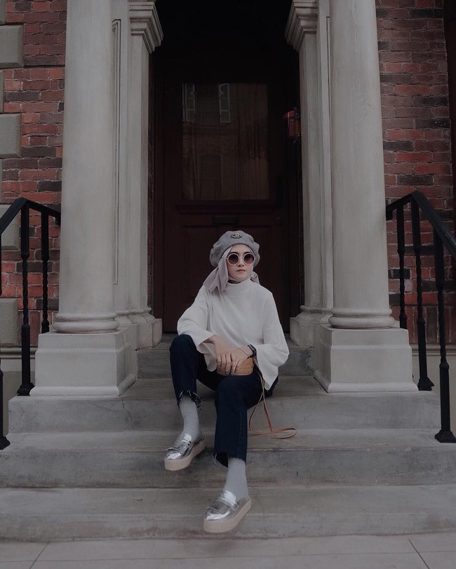 Nisa Cookie mengeksplor banyak sekali jenis topi. Tapi, topi yang paling sering ia pakai adalah topi baret. Topi seperti ini juga digadang-gadang jadi tren tahun 2018. Foto: Instagram